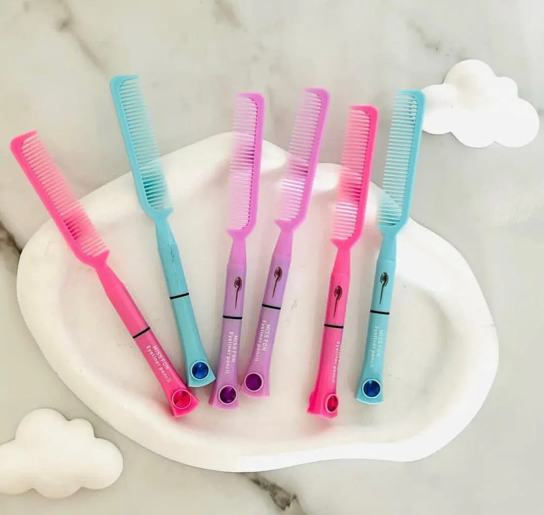 خط چشم ماژیکی شانه دار