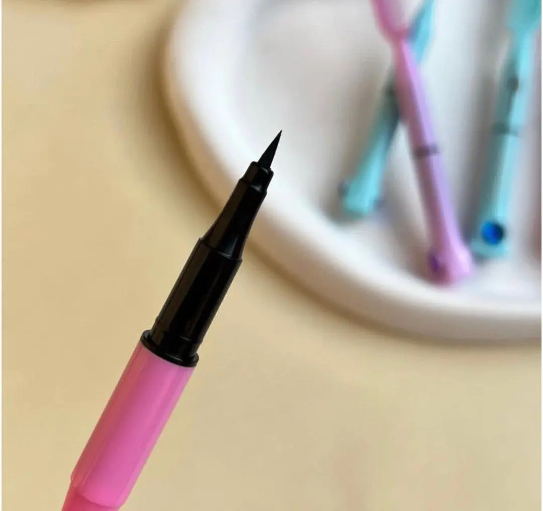 خط چشم ماژیکی شانه دار